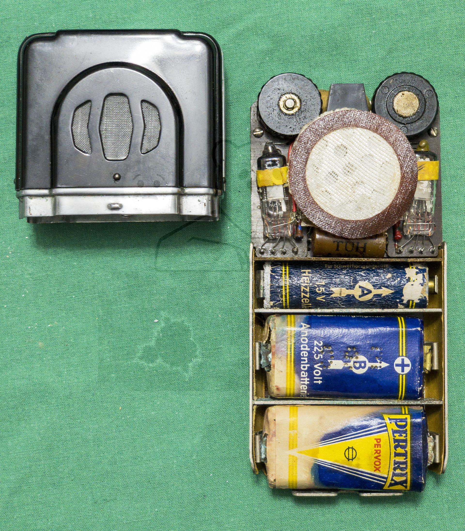 Hörgerät "Fortiphone Type 20", ca. 1949, Batteriehalter mit dem Kunststoff Oberteil